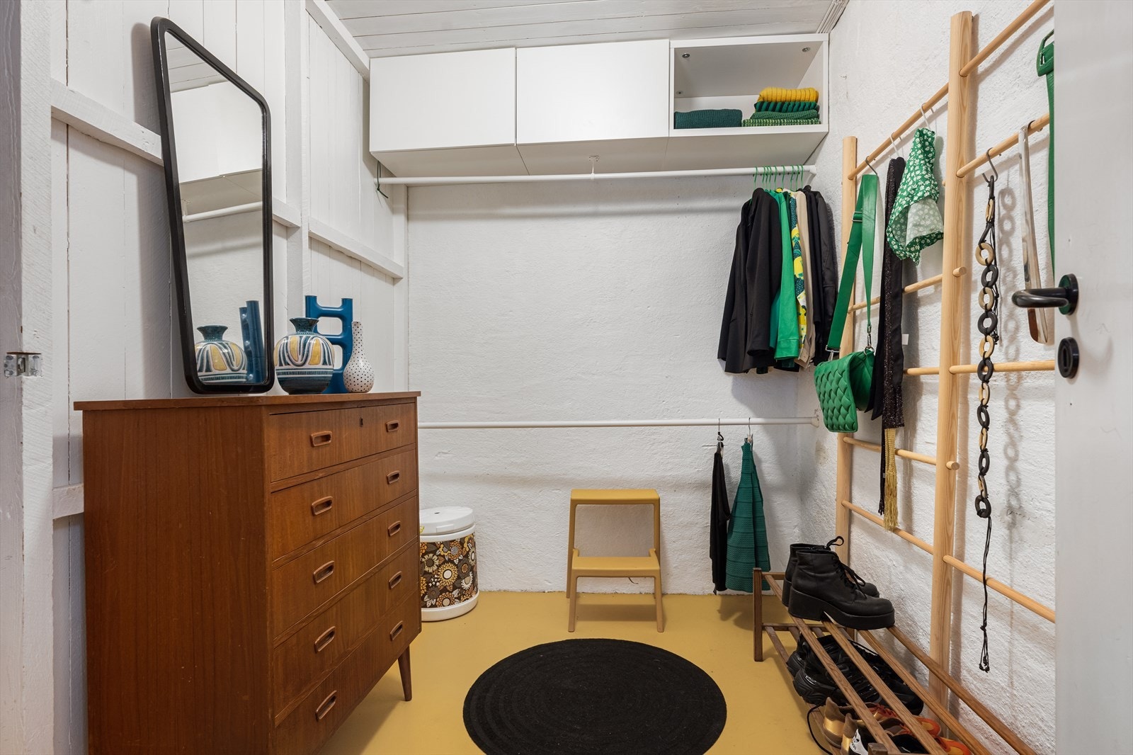 Et praktisk omkledningsrom med veggskap gir gode muligheter for oppbevaring. Galleribilde