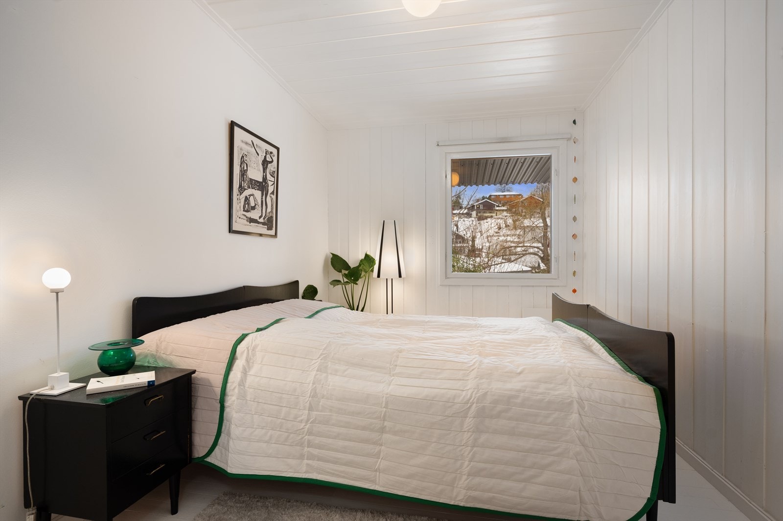 Boligen har to soverom i underetasjen, begge med god plass til seng og oppbevaring. Galleribilde