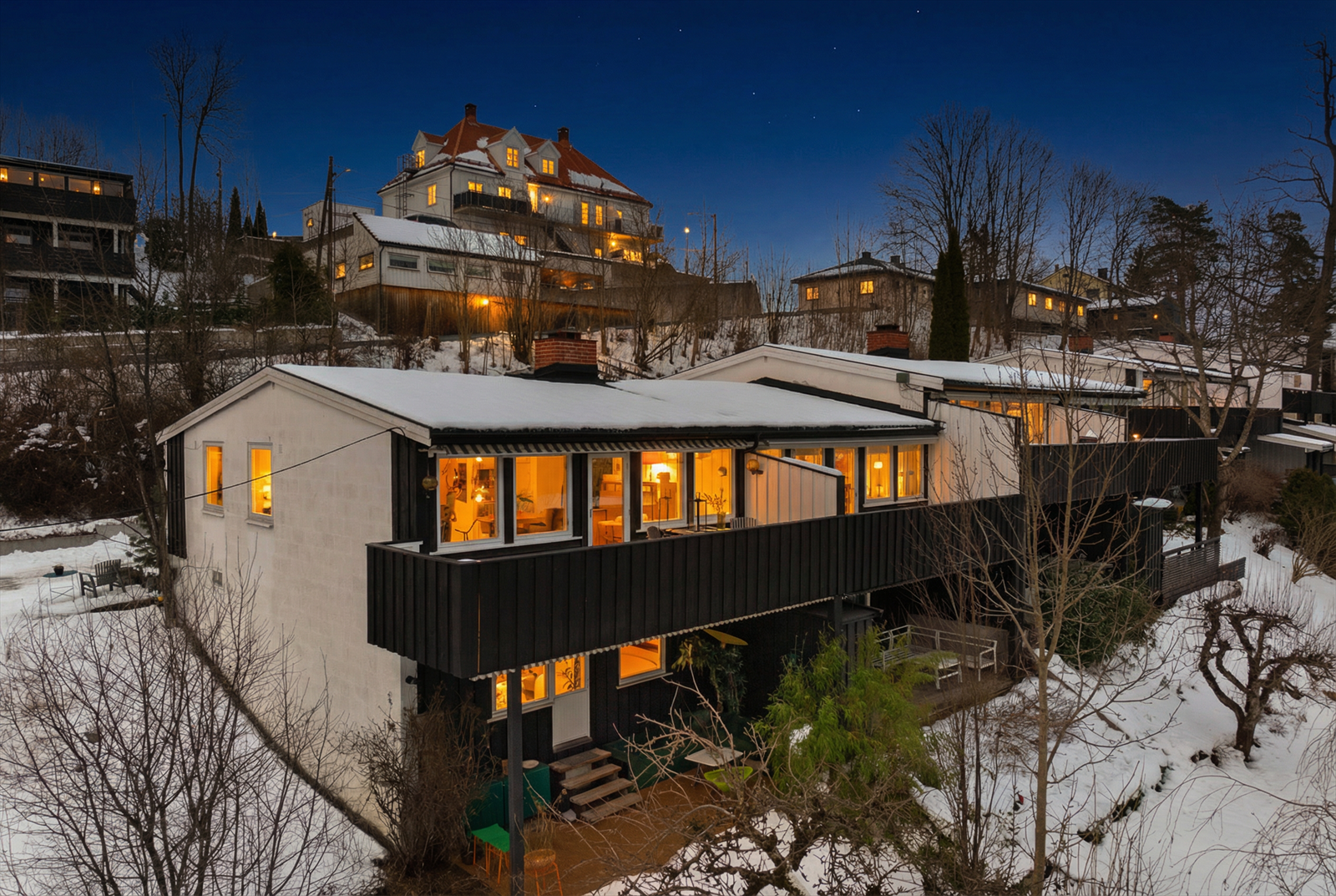 Boligen fremstår jevnlig vedlikeholdt med normal standard for byggeåret. Galleribilde