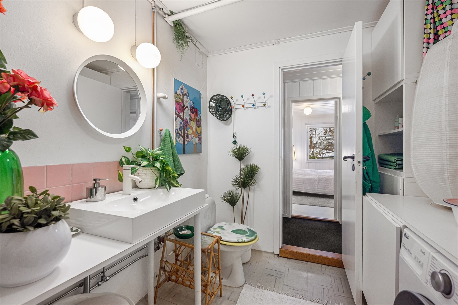 Varmtvannsberederen på 100 liter fra 2014 er plassert på badet. Galleribilde