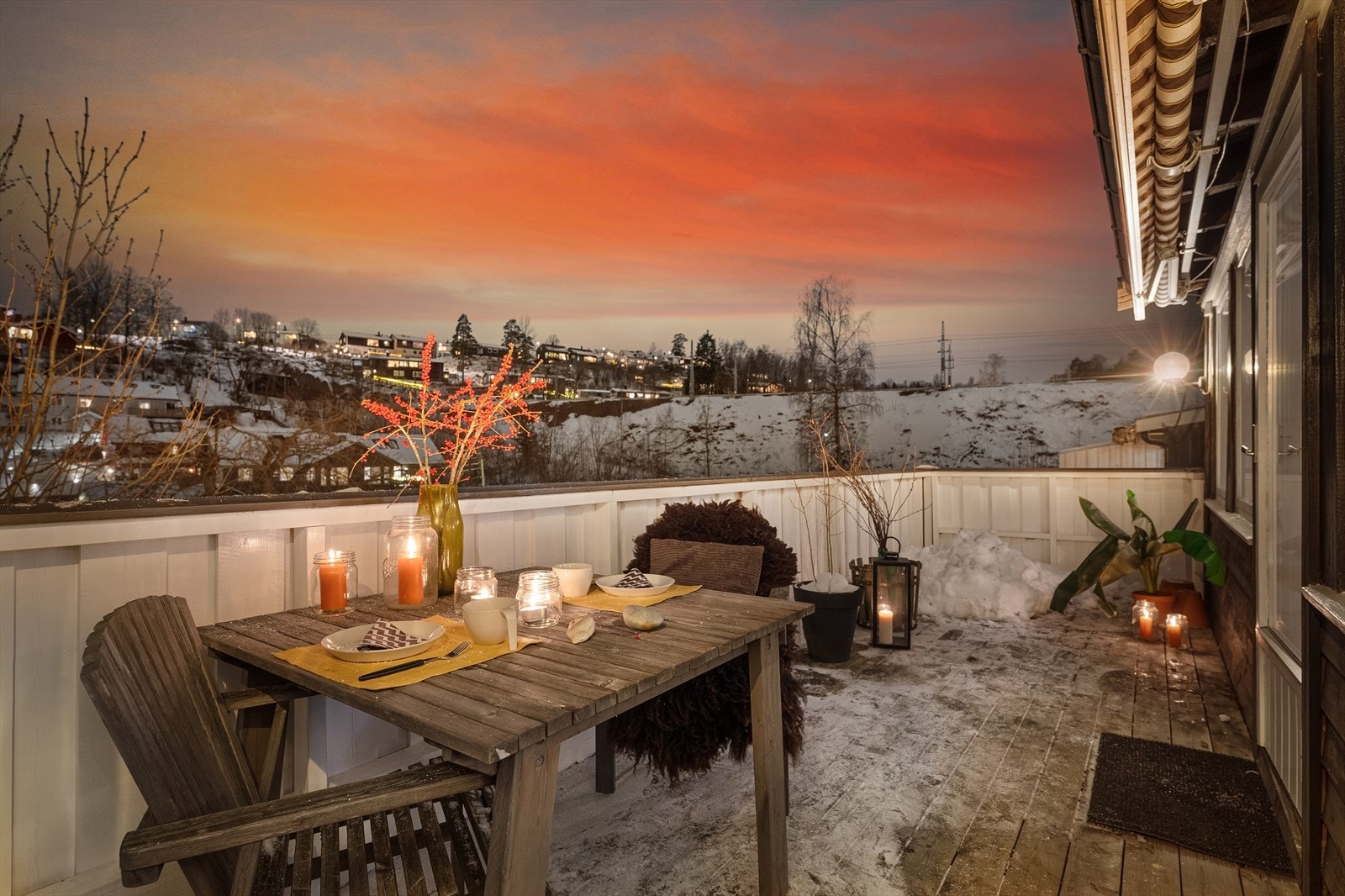 Verandakonstruksjonen er fra 2020 og er utstyrt med en elektrisk markise. Galleribilde