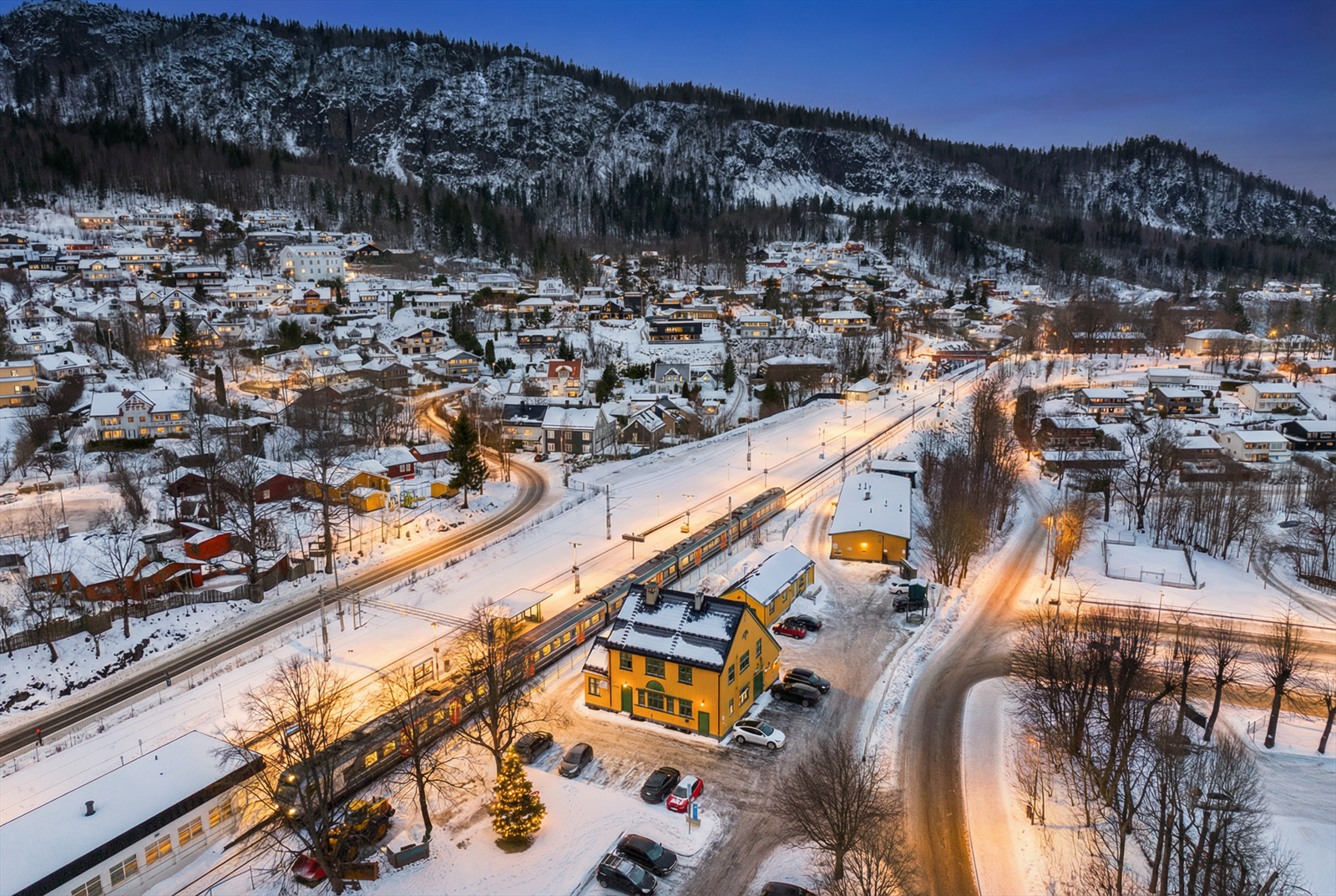 Hvalstad stasjon er et sentralt knutepunkt på Drammenbanen. Galleribilde