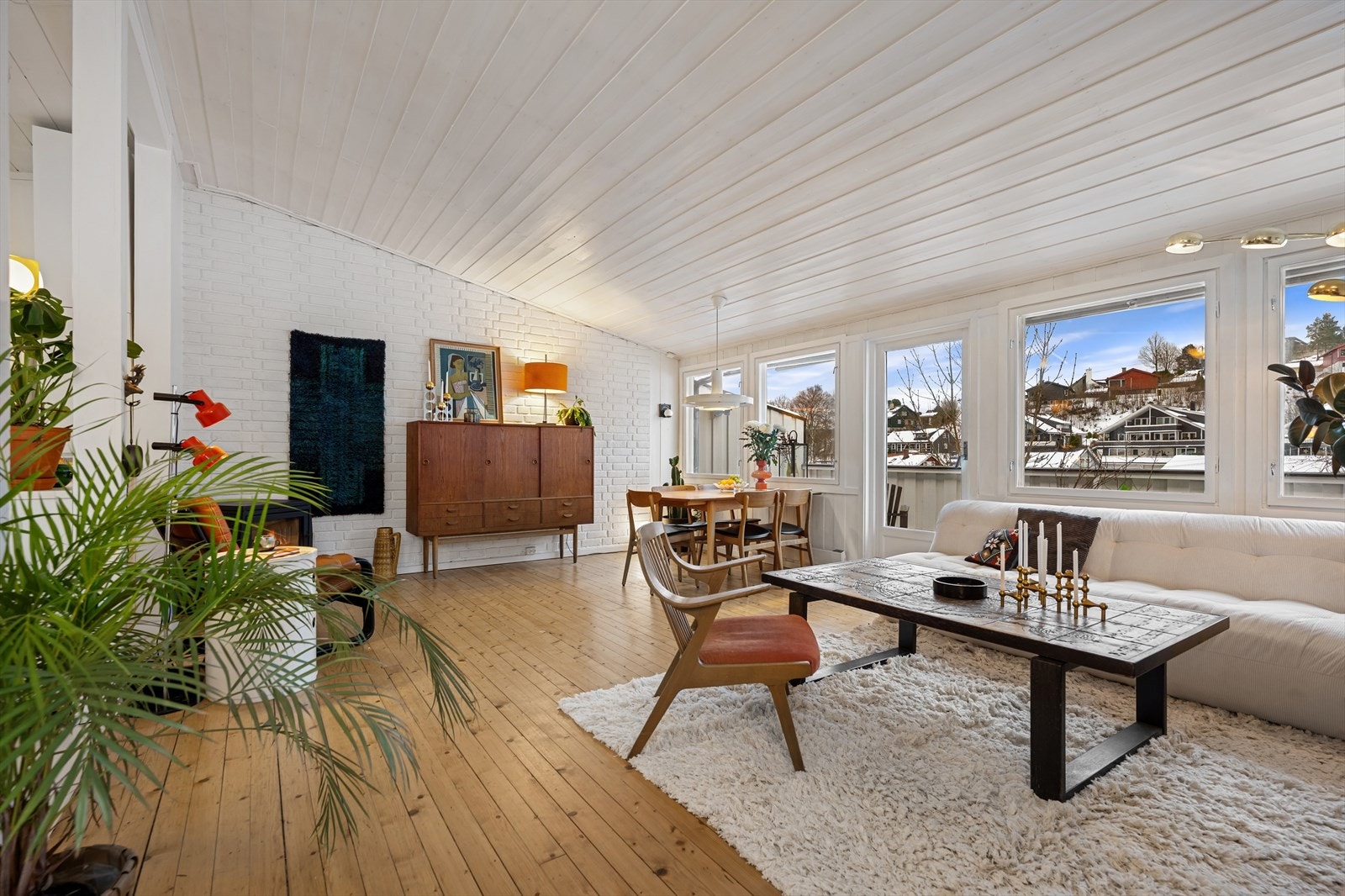 Gulvene i første etasje er belagt med gulvbord, og veggene har en kombinasjon av trepanel og malt tegl. Galleribilde