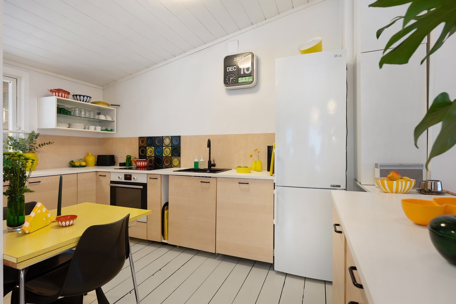 Praktisk kjøkken med integrert stekeovn, platetopp og oppvaskmaskin. Galleribilde