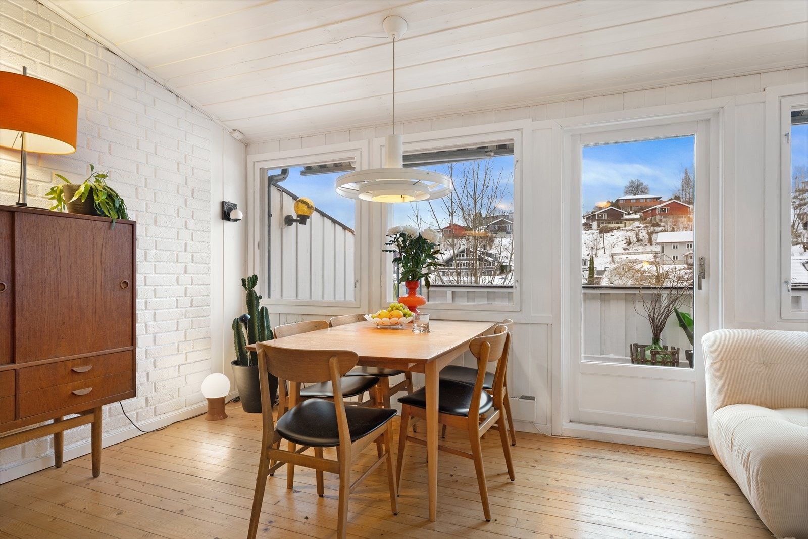 Spisestuen har en naturlig plassering ved vinduene med enkel tilgang til verandaen. Galleribilde