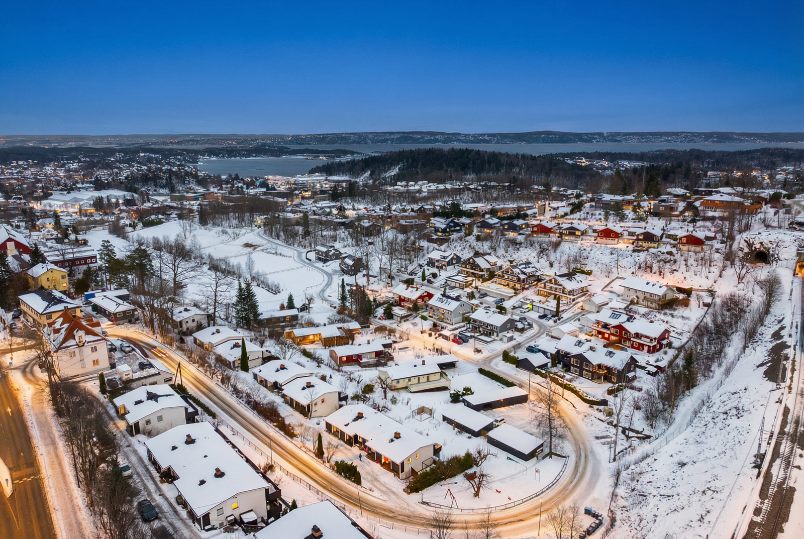 Området byr på en god kombinasjon av nærhet til naturen og sentrale servicetilbud. Galleribilde