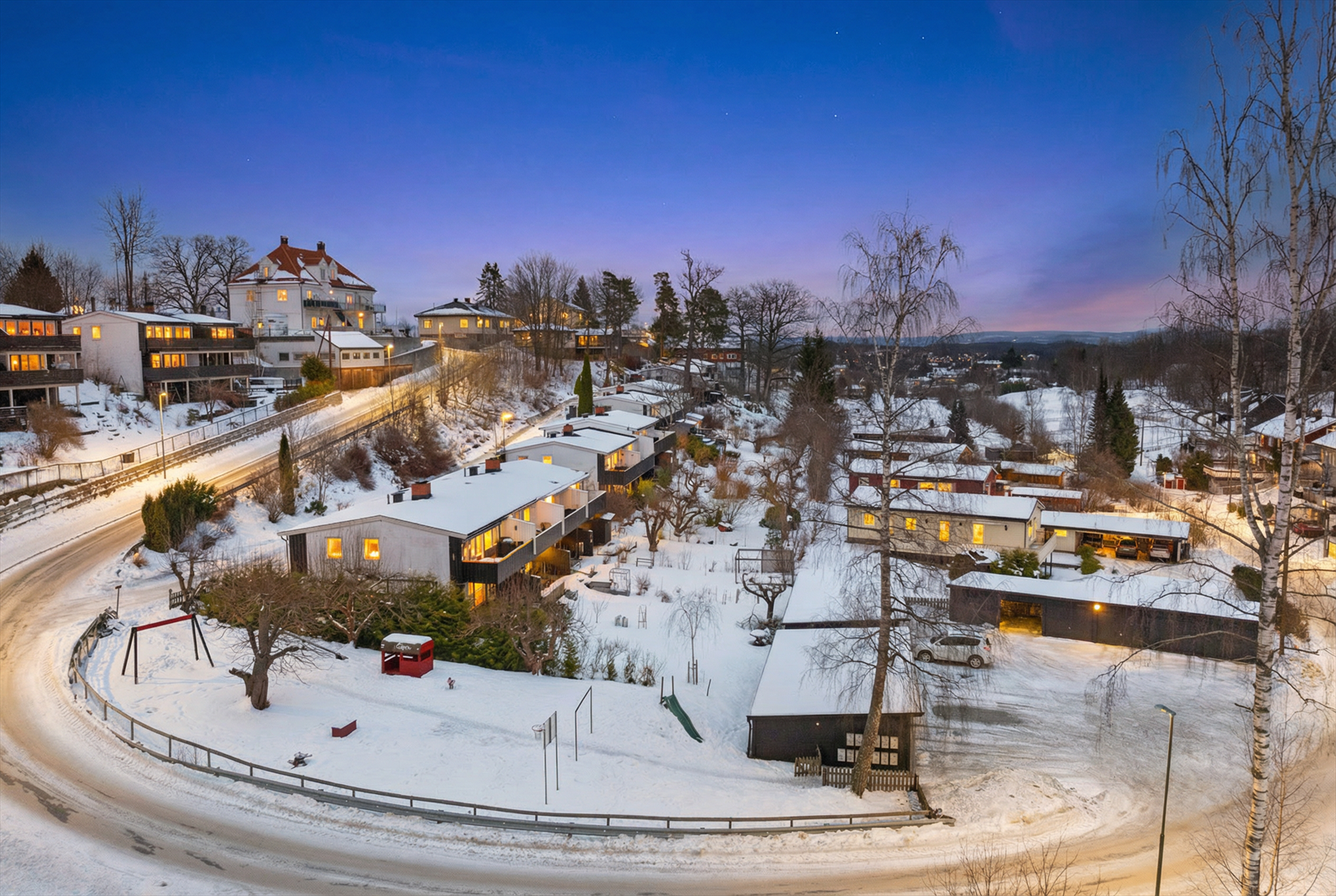 Rett ved boligen har du tilgang til sameiets lekeplass samt egen garasje i rekke. Galleribilde