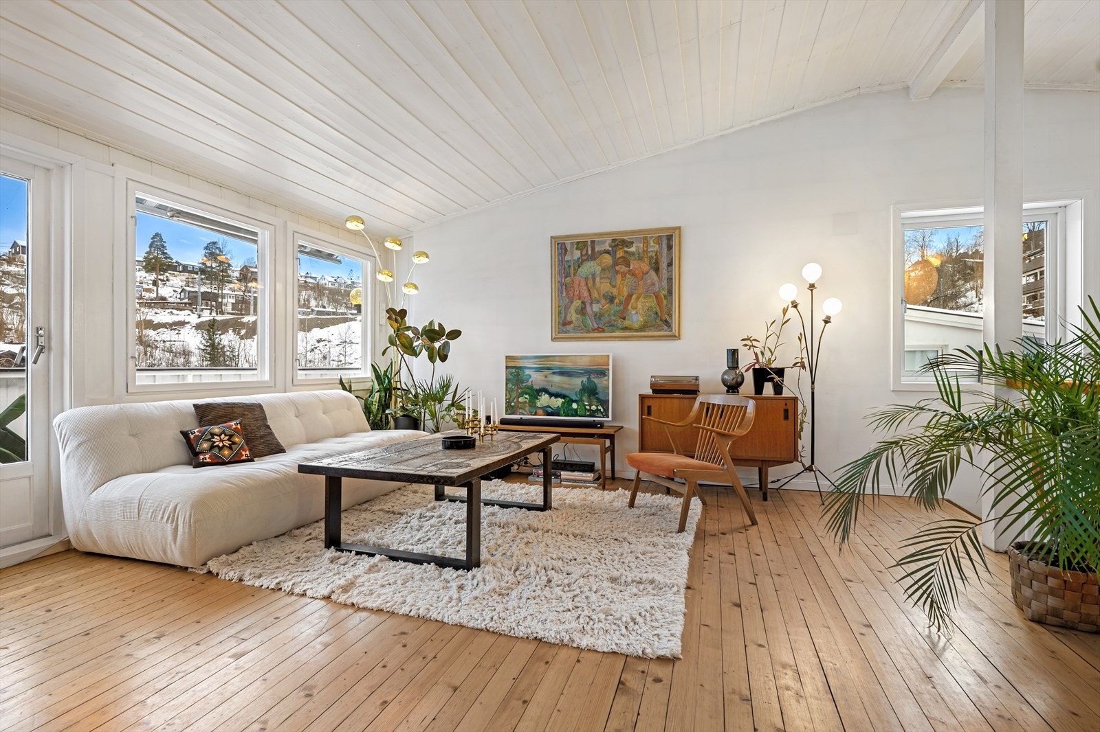 Den åpne løsningen mellom stue og kjøkken gir en luftig atmosfære. Galleribilde