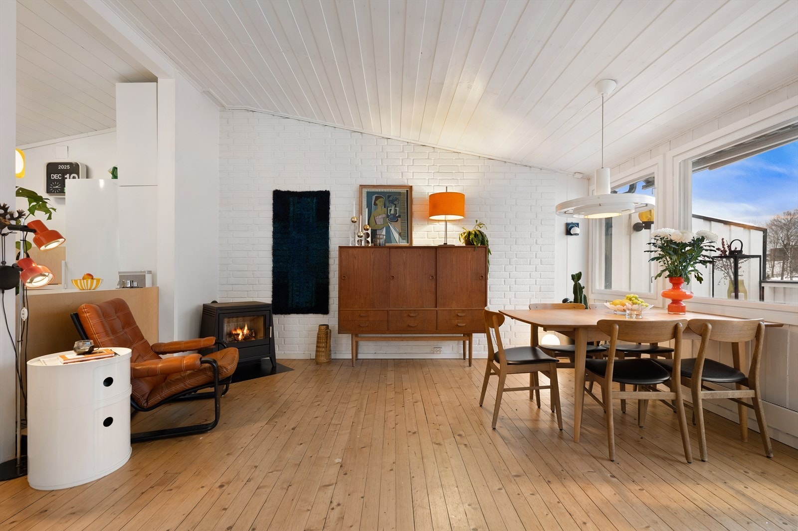 Som endeseksjon har stuen vinduer på tre vegger, noe som gir rikelig med naturlig lys. Galleribilde