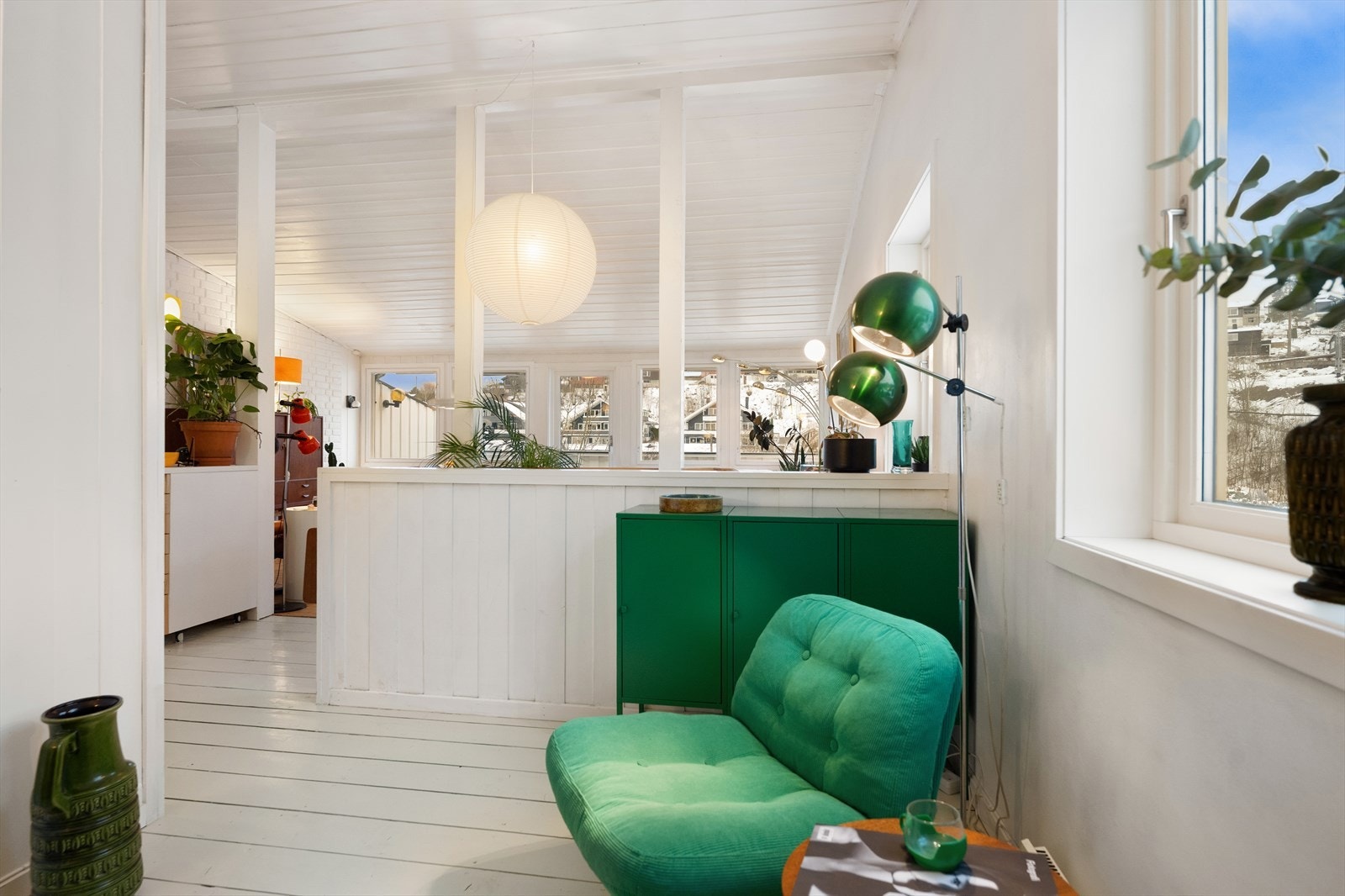 De store vindusflatene og den åpne løsningen gir en gjennomgående lys og luftig følelse. Galleribilde