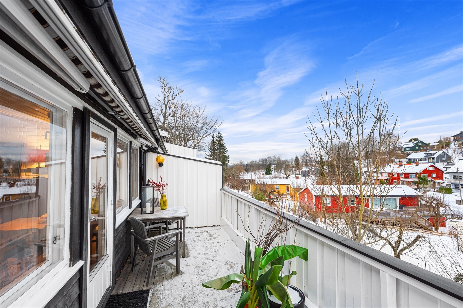 Fra stuen er det direkte utgang til en romslig veranda på 14 m² med svært gode solforhold. Galleribilde