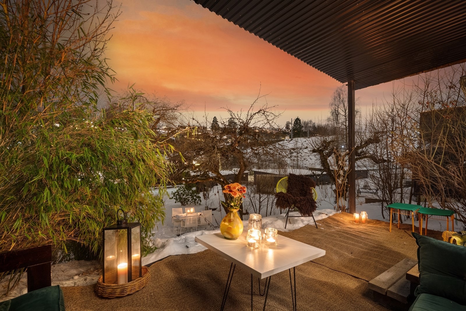 Hagen er opparbeidet med beplantning på skrående terreng. Galleribilde