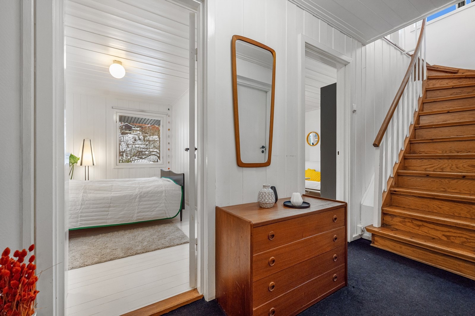 Gangen i underetasjen gir adkomst til alle rom og har teppe på gulvet. Galleribilde