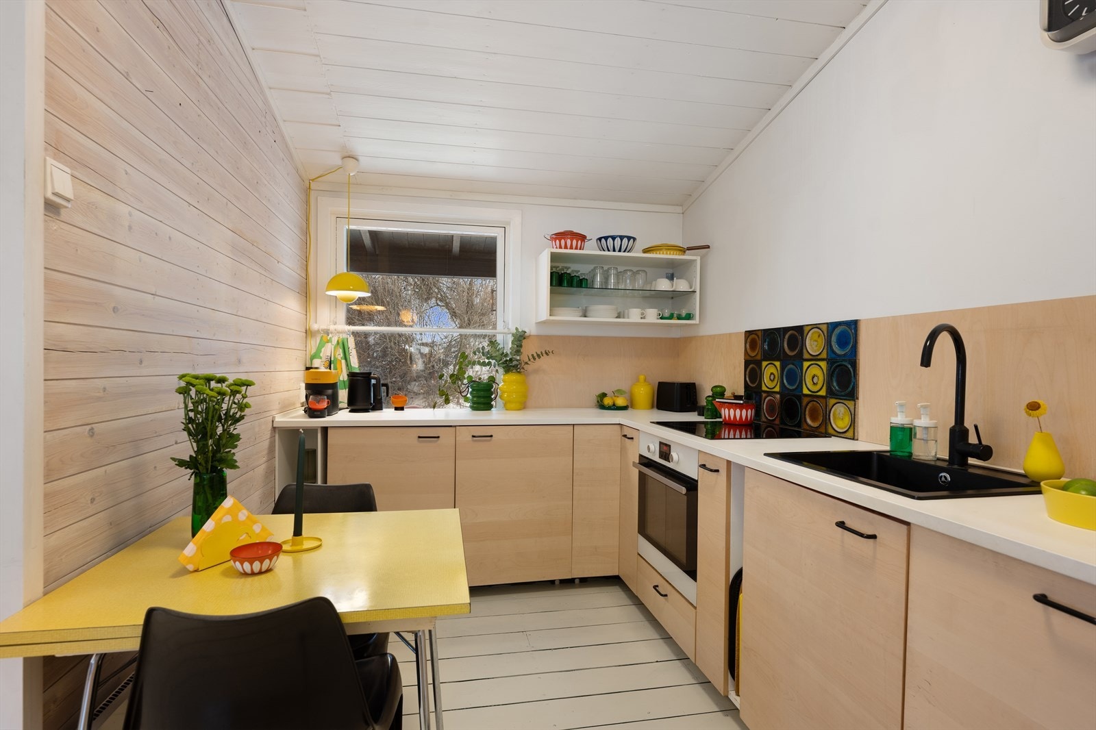 Kjøkkenet har en IKEA-innredning fra 2014 med glatte fronter og laminat benkeplate. Galleribilde