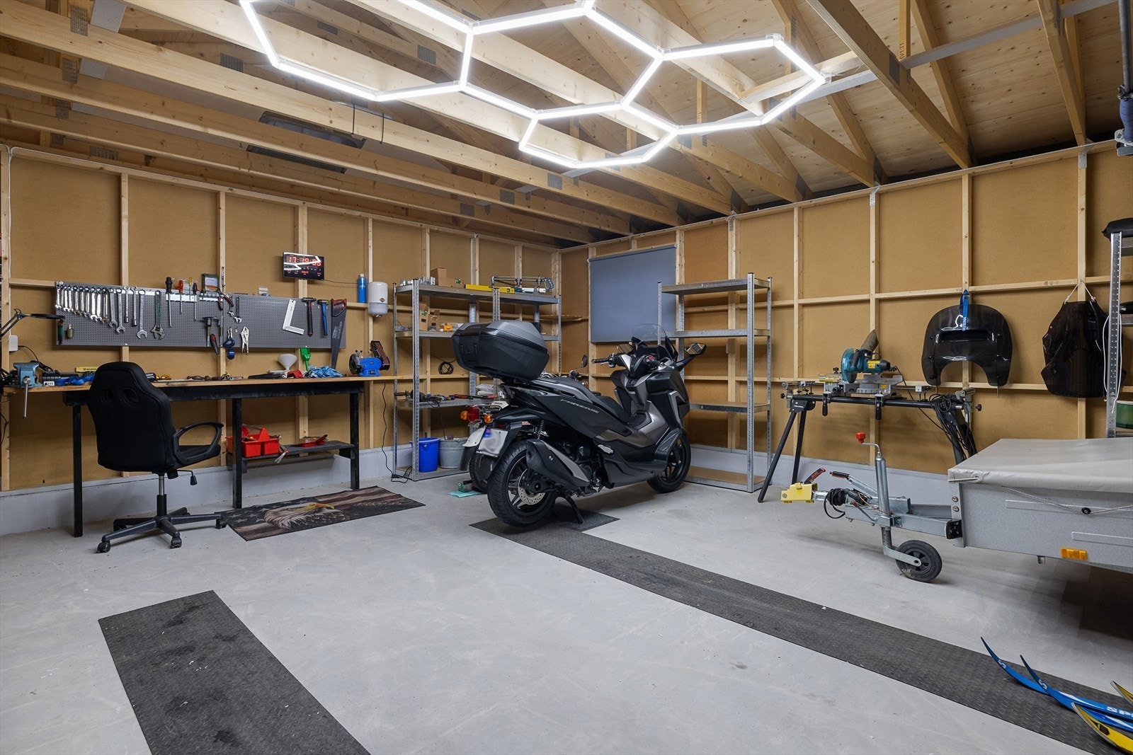 Garasjen med god belysning og arbeidsflater. Galleribilde