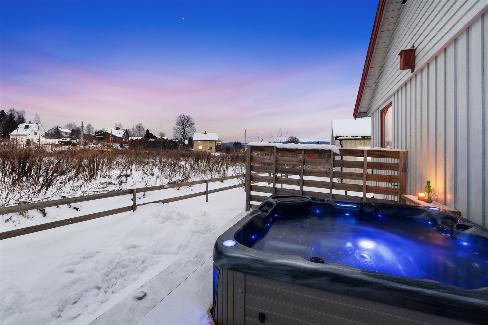 Boblebadet er pent integrert i terrassegulvet. Galleribilde