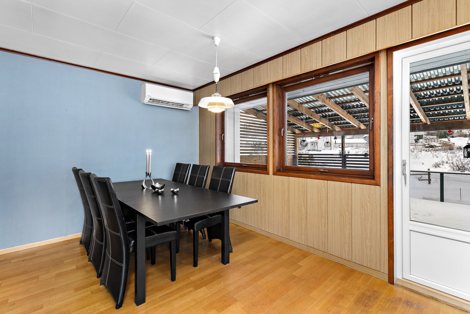 Fra spisestuen er det direkte utgang til en stor, overbygget uteplass. Galleribilde