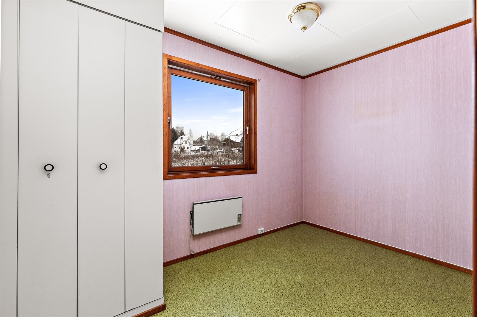 Rommet er utstyrt med et garderobeskap for oppbevaring. Galleribilde