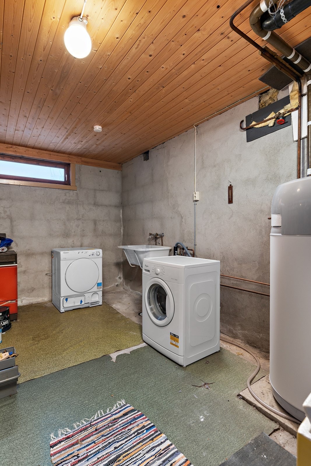Praktisk vaskerom i kjeller med plass til både vaskemaskin og tørketrommel. Galleribilde