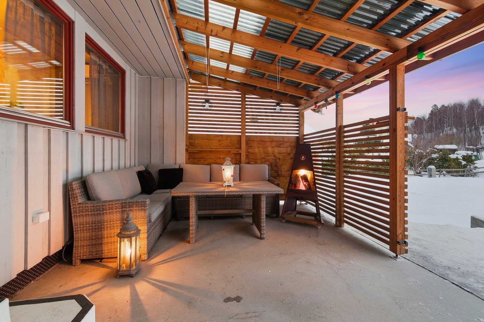 Den overbygde uteplassen er lun og skjermet, og fungerer som en forlengelse av stuen. Galleribilde