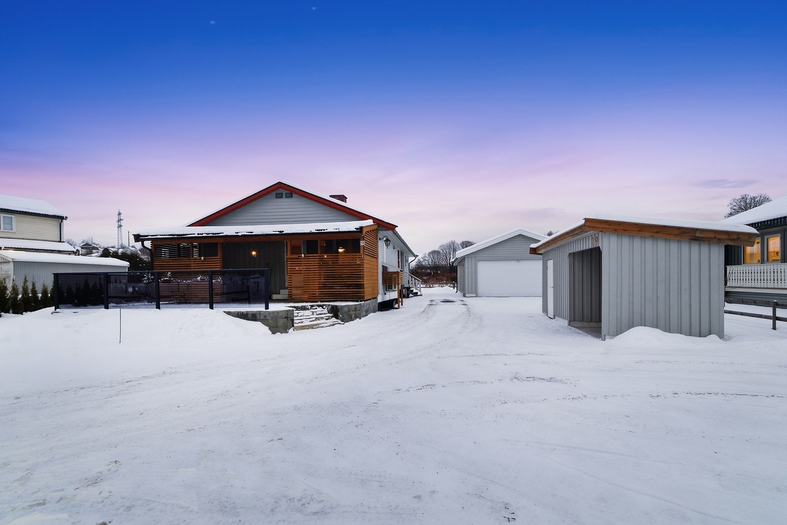 Oversikt over den romslige gårdsplassen og bygningsmassen. Galleribilde