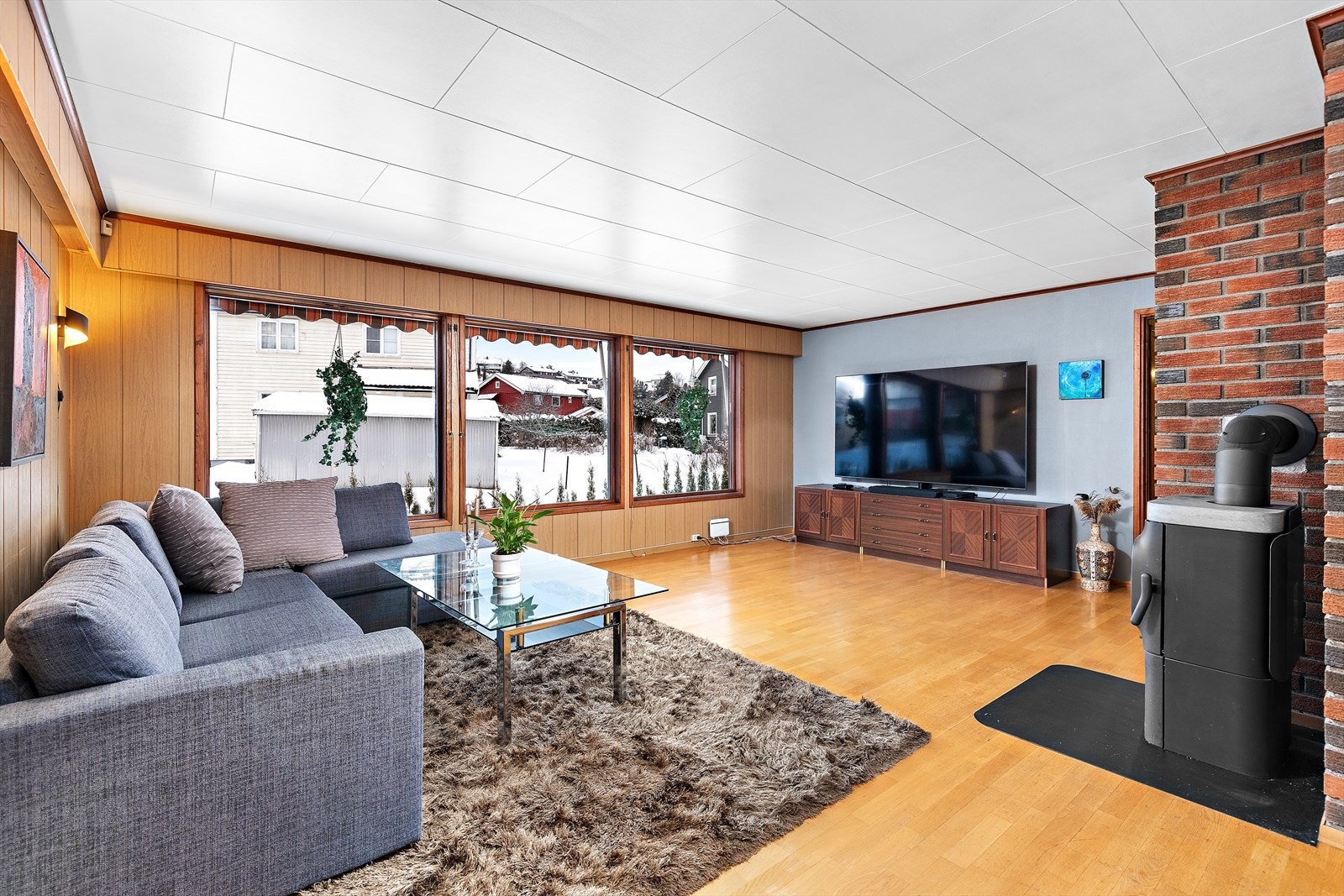 Stuen har god plass til både sofagruppe og TV-møblement. Galleribilde