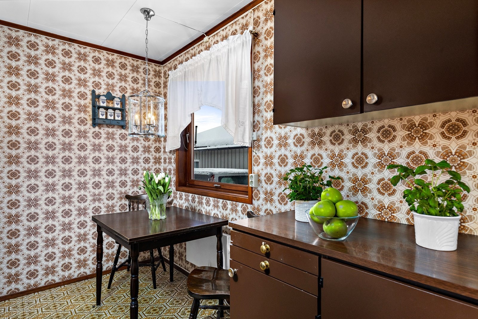 Det er også plass til en liten spiseplass på kjøkkenet. Galleribilde