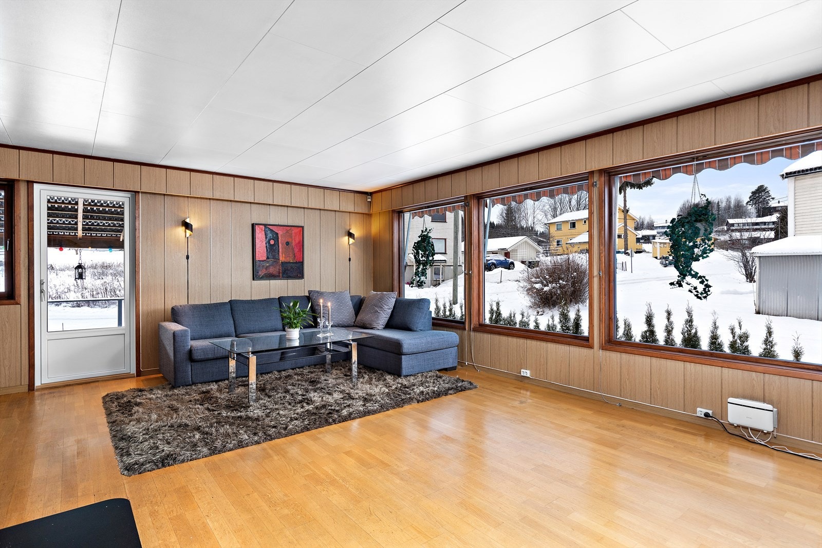 Romslig stue med store vindusflater som gir gode lysforhold. Galleribilde