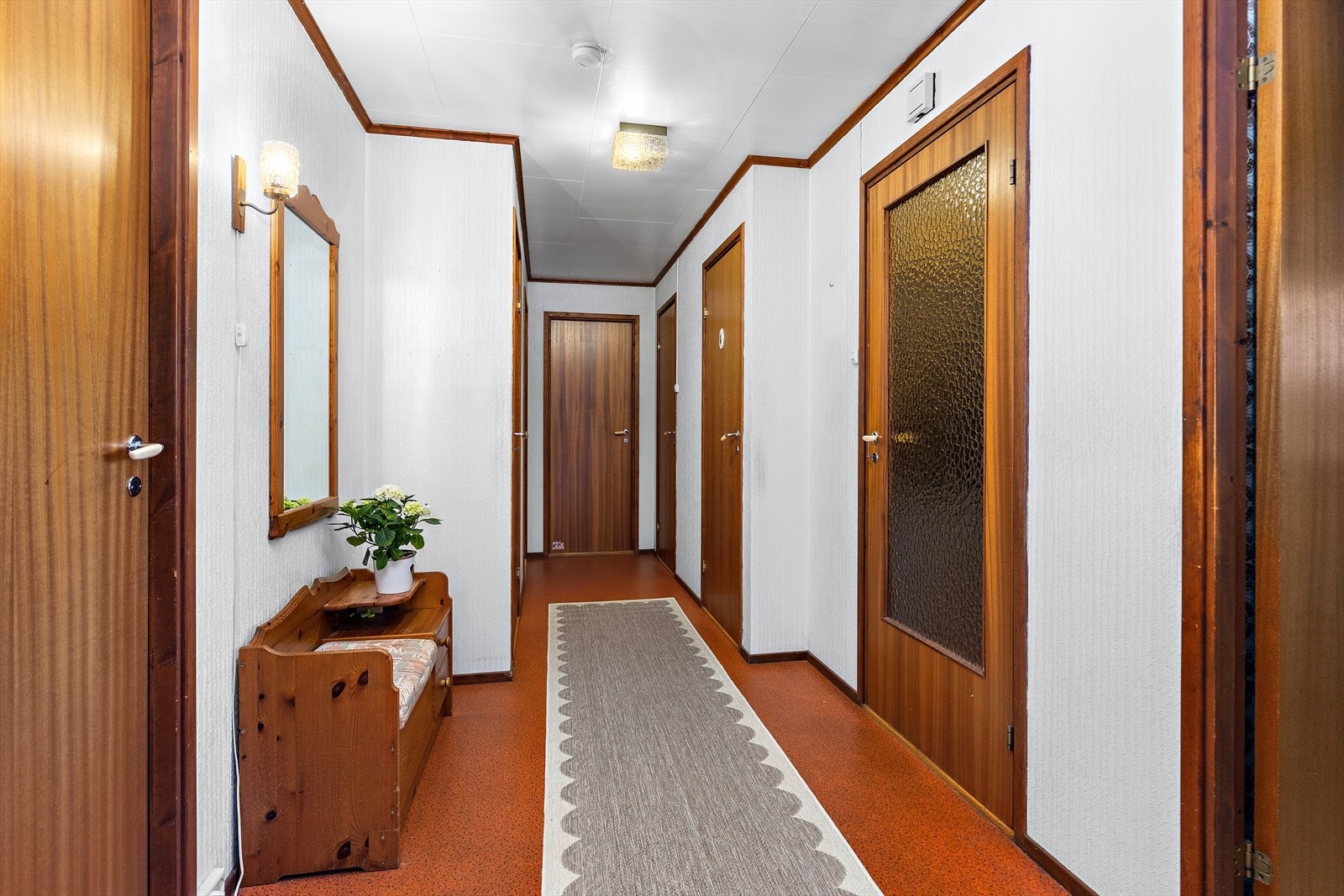 Fra gangen er det adkomst til soverommene og badet i etasjen. Galleribilde