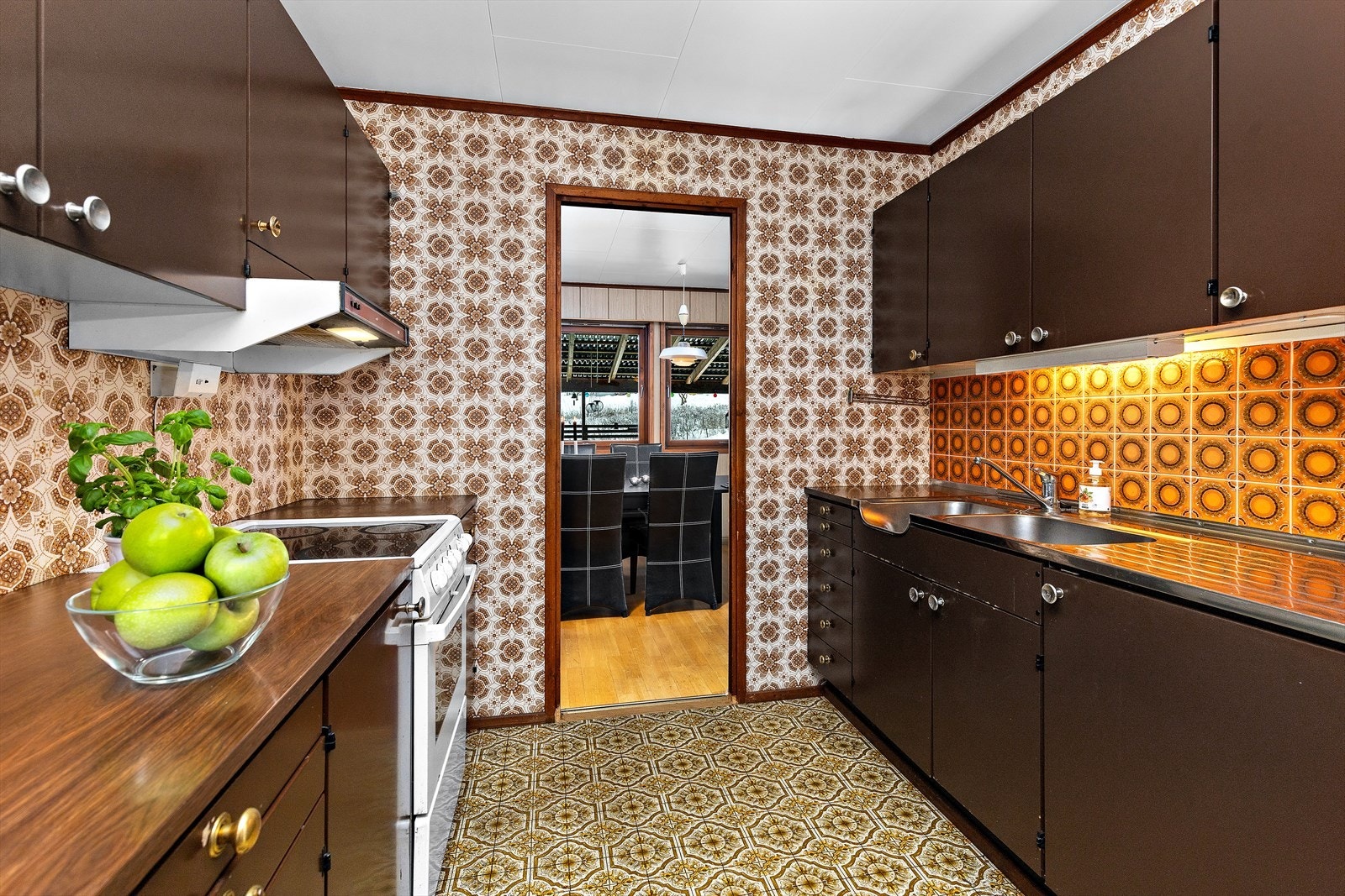 Kjøkkenet har en eldre, men funksjonell innredning med god skapplass. Galleribilde