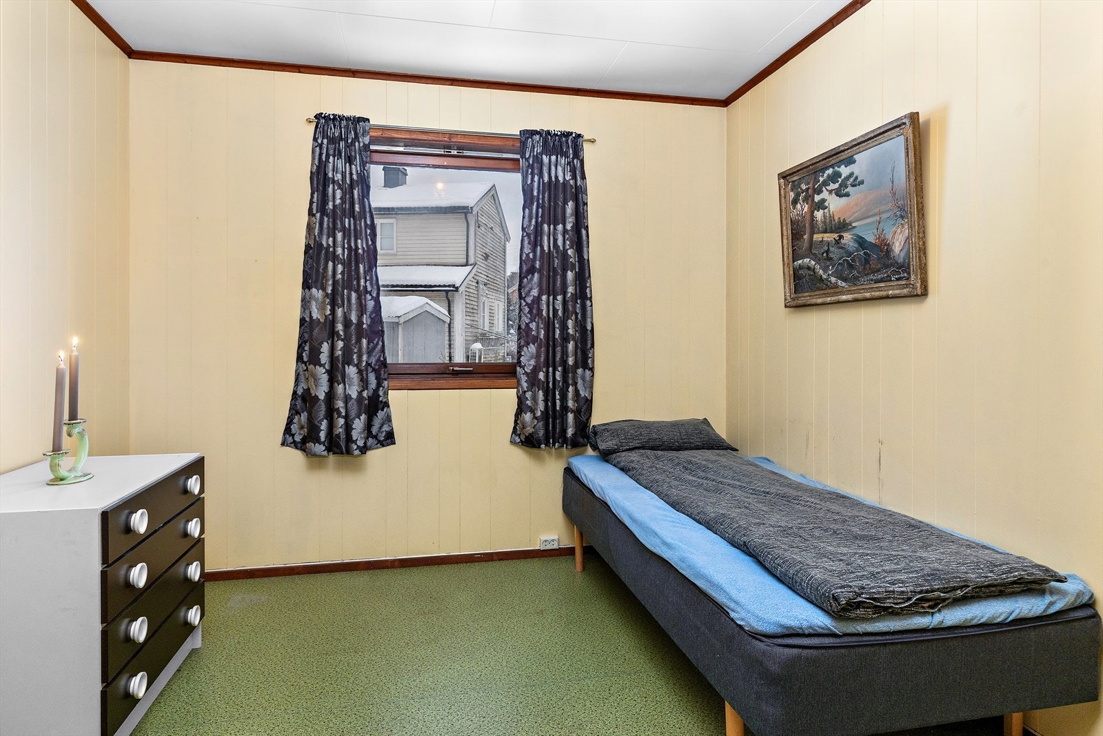 Et lyst og anvendelig rom med flere møbleringsmuligheter. Galleribilde