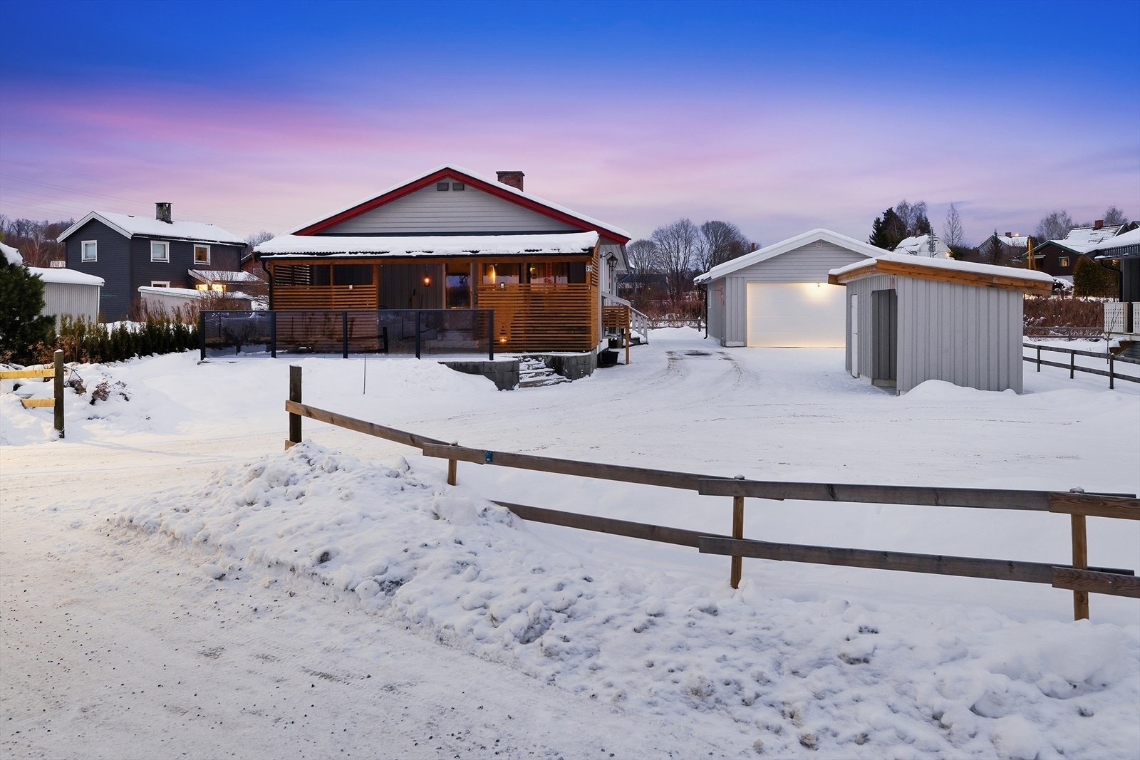 Enebolig med flere flotte uteplasser. Galleribilde
