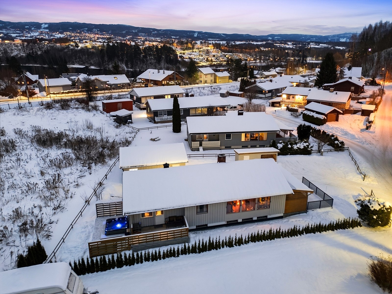 Fra eiendommen er det utsikt over nærområdet og landskapet rundt. Galleribilde