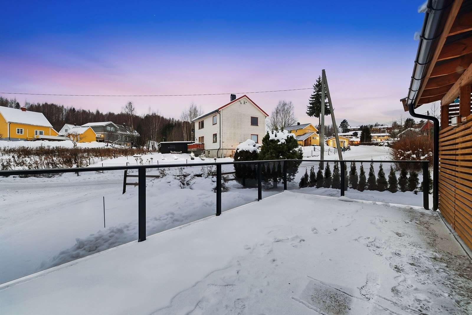 Terrassen, rekkverk i metall med glassfelt. Galleribilde