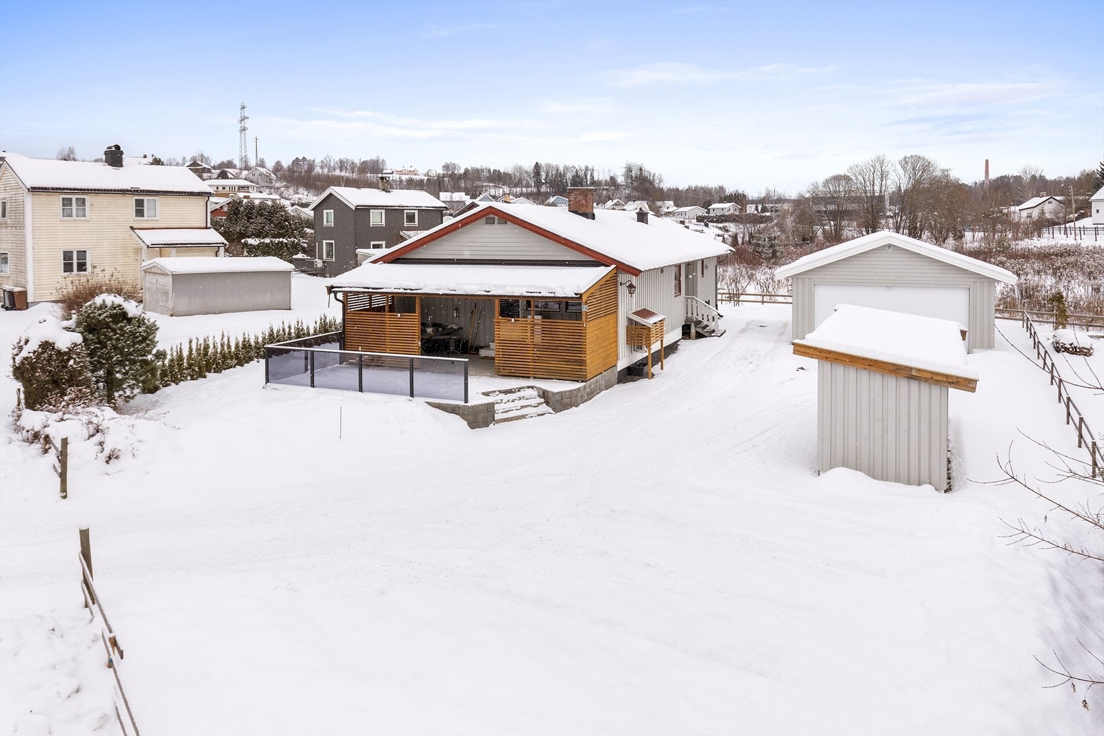 Eiendommen har en fin plassering mot enden av en rolig vei. Galleribilde