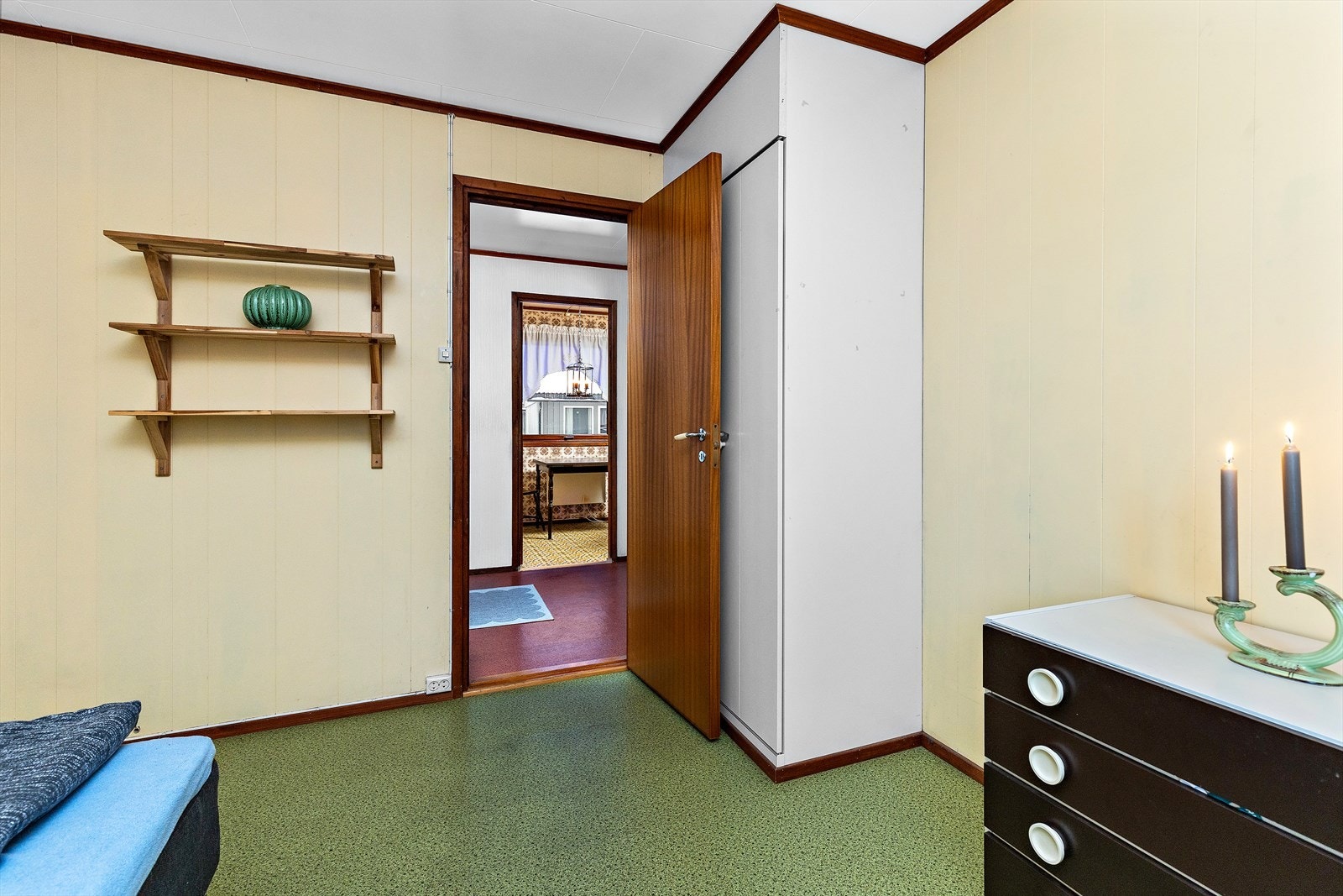 Det tredje soverommet i hovedetasjen har også plass til seng og oppbevaring. Galleribilde