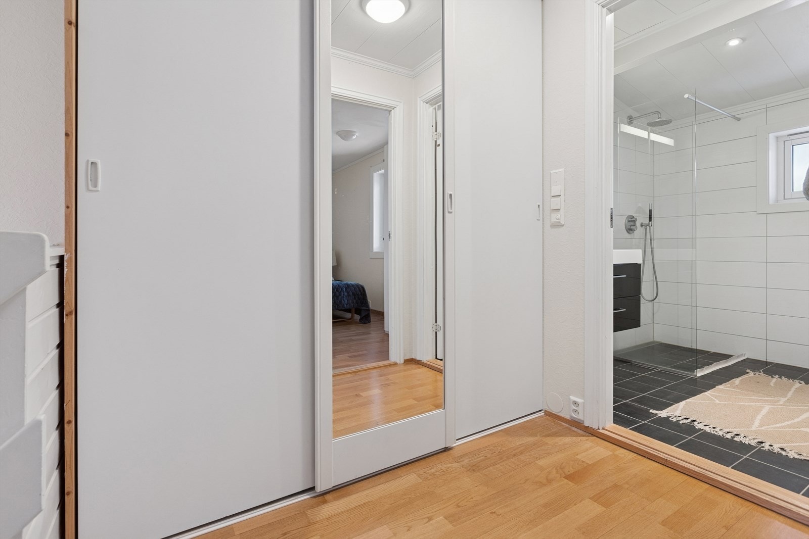 Gangen er utstyrt med praktisk skyvedørsgarderobe Galleribilde