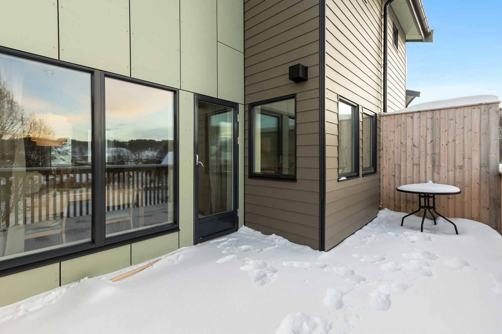 Balkongen ligger vendt mot fronten og byr på rikelig plass til både familie og venner. Galleribilde