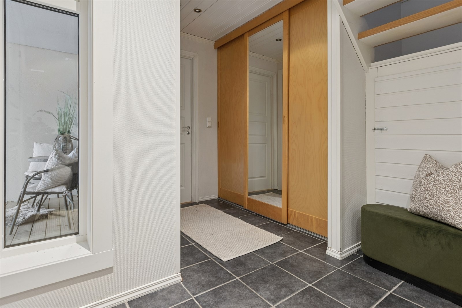 Entré med god plass og garderobeskap. I etasjen finner du også bod og praktisk vaskerom. Galleribilde