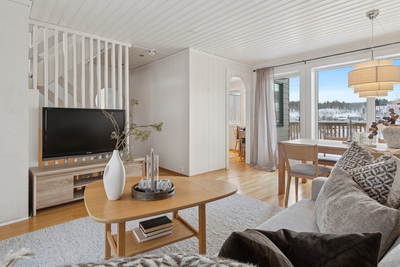 Stuen byr på fleksible møbleringsmuligheter, med god plass til egen spisestuesone foran vinduene Galleribilde