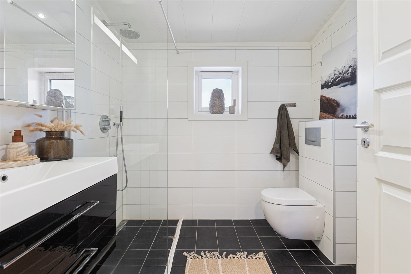 Badet ligger også på denne etasjen og har flislagt gulv samt moderne innredning. Galleribilde