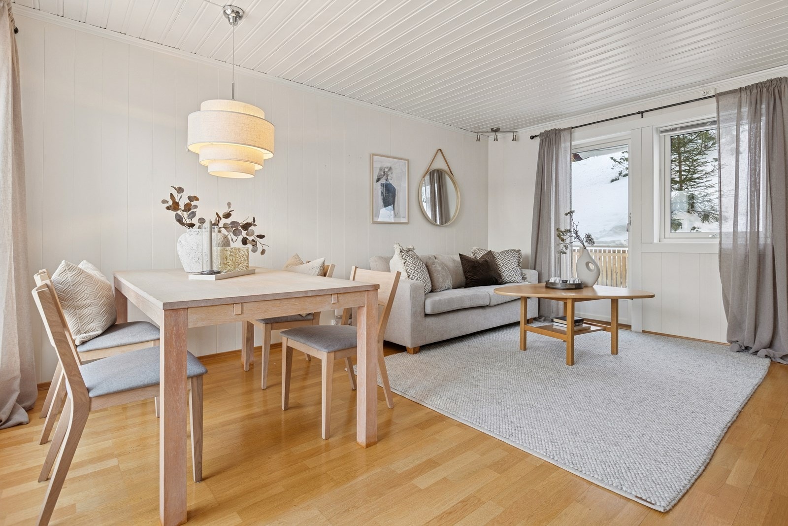 Praktisk for hjemmekokken - spisestuen ligger i tilknytning til kjøkkenet i en delvis åpen løsning. Galleribilde