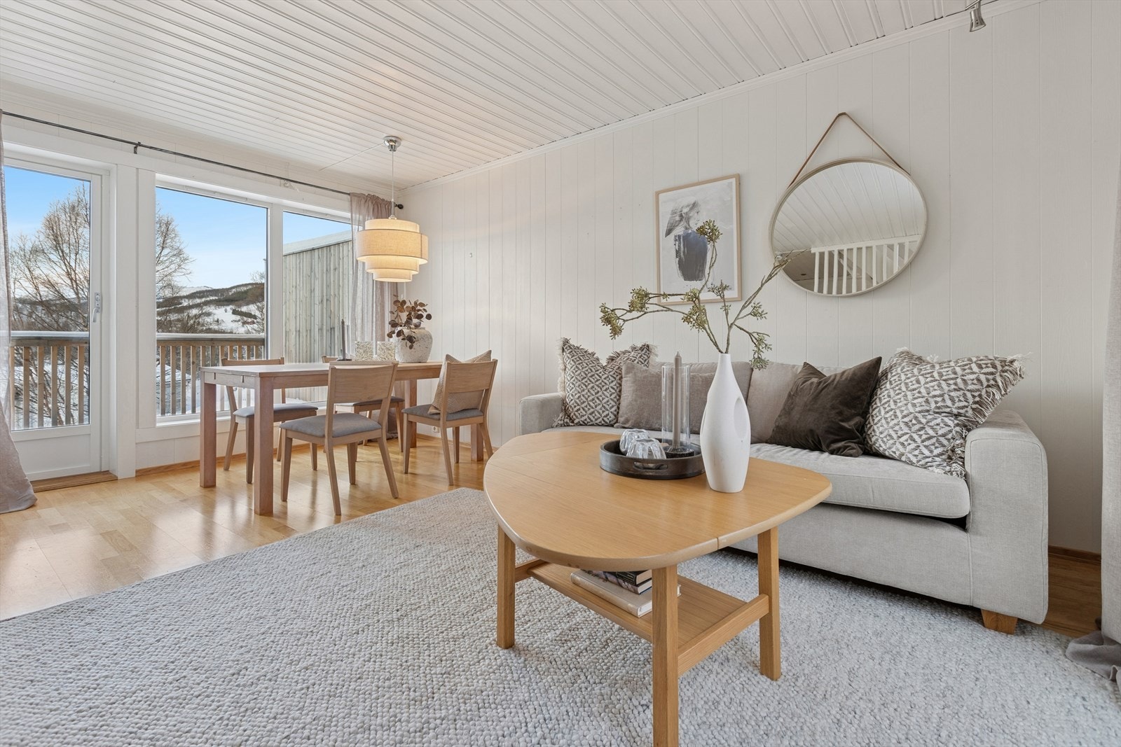 Store vindusflater og utgang til veranda med gode solforhold. Galleribilde