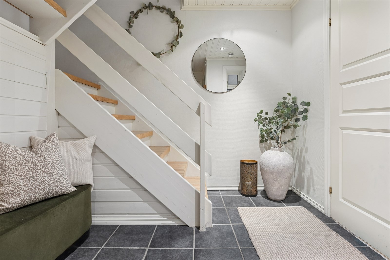 Lys og innbydende trappegang fra 1. etasje, med moderne uttrykk. Galleribilde