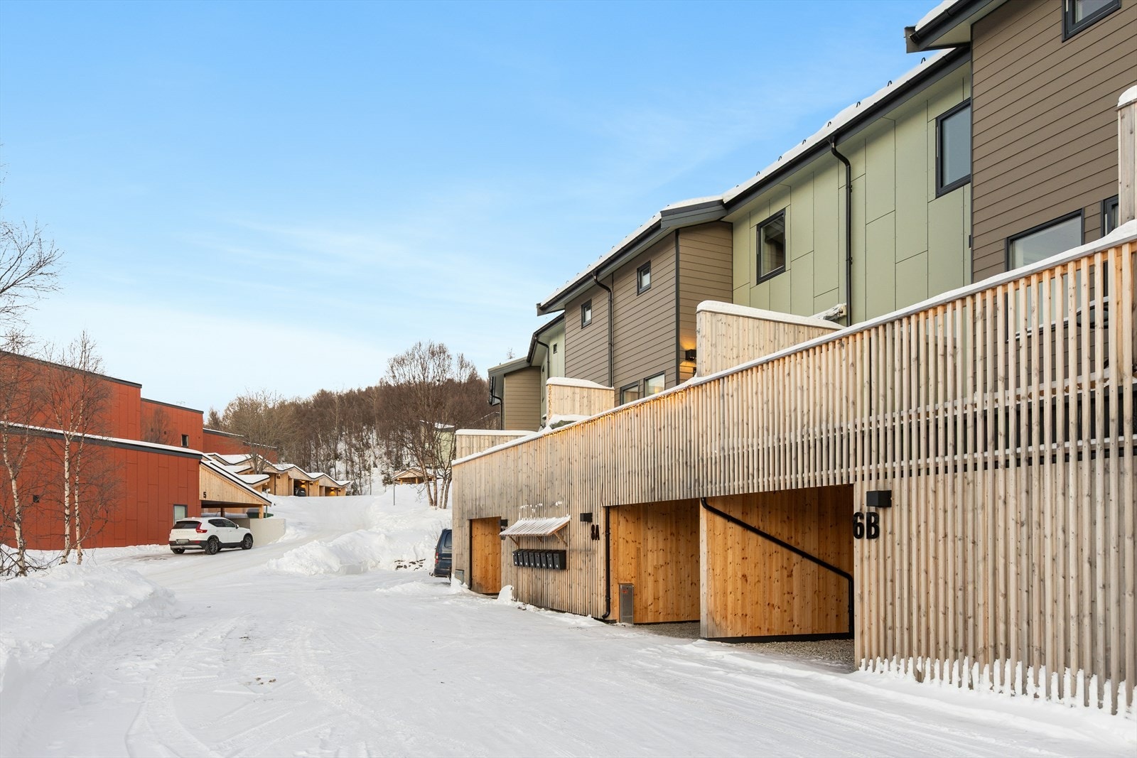 Leilighet i borettslag med nye fasader og carport Galleribilde