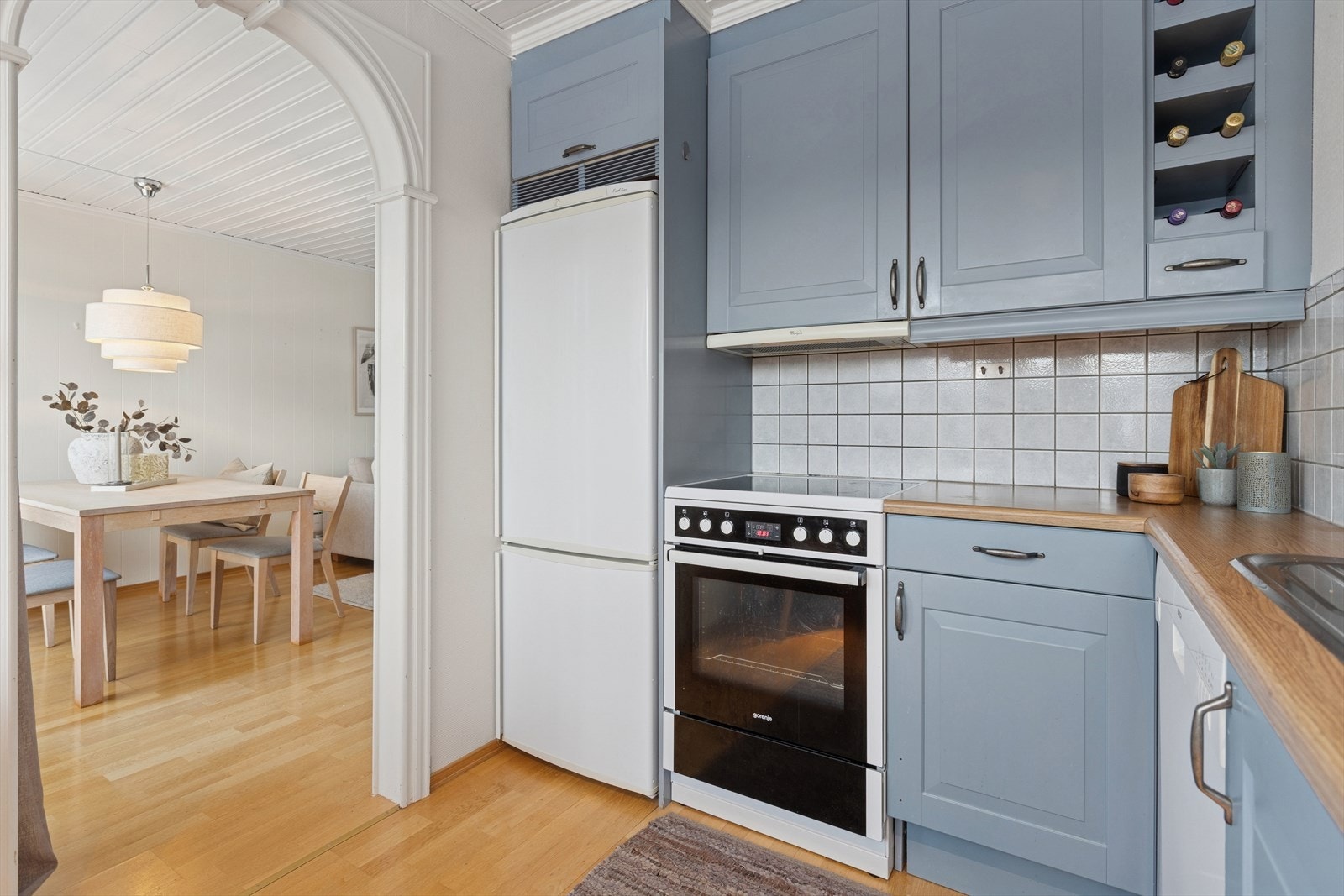 Fra kjøkkenet har hjemmekokken fin oversikt over både matlagingen og gjestene. Galleribilde