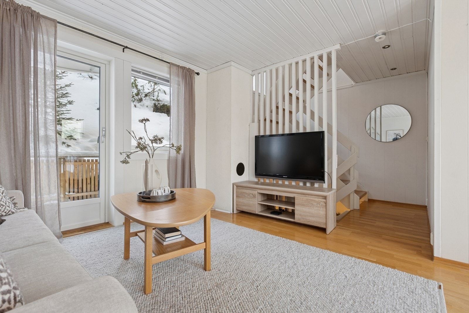 Her kommer du opp i hovedetasjen og inn i en romslig og lys stue. Galleribilde