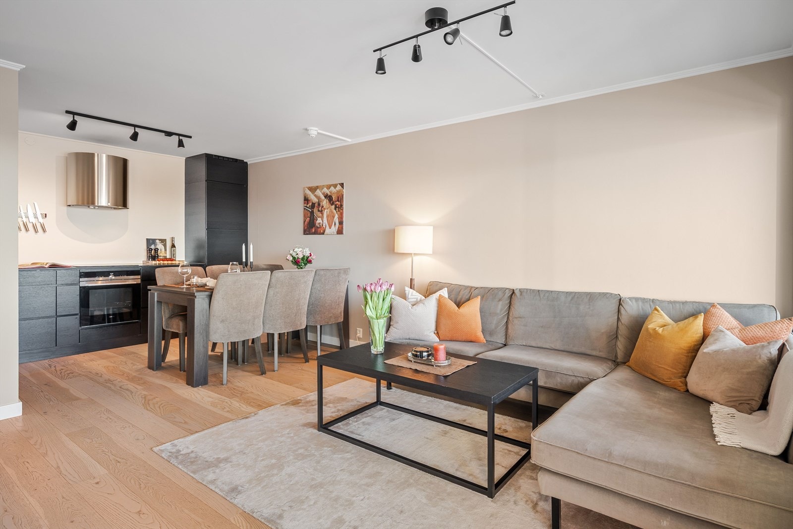 Leilighetens kjøkken er både moderne og funksjonelt, med en åpen løsning mot stuen som skaper en sosial og luftig atmosfære. Galleribilde