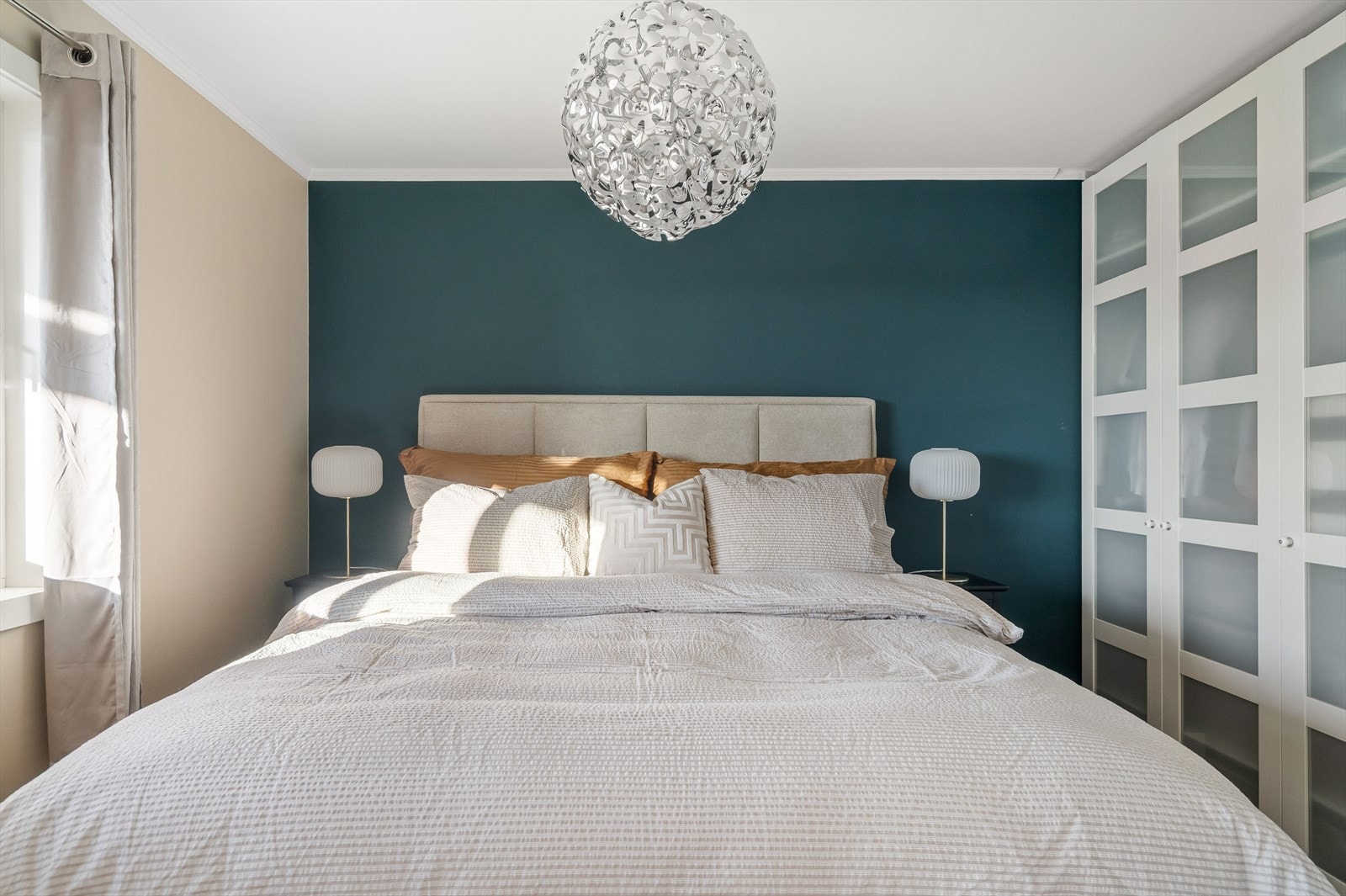 Soverommet er utstyrt med garderobeskap og har god plass til dobbeltseng og nattbord (Nåværende eier har 180cm seng). Galleribilde