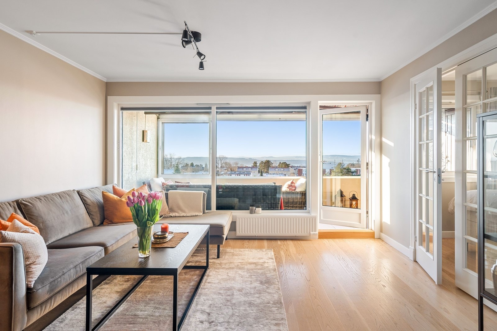 Innbydende og luftig stue hvor store vindusflater slipper inn rikelig med naturlig lys og rammer inn det vakre utsynet mot Oslofjorden. Galleribilde